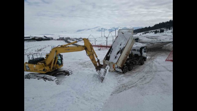 Sarıkamış'ta asker heykellerin yapımı için kar taşınıyor