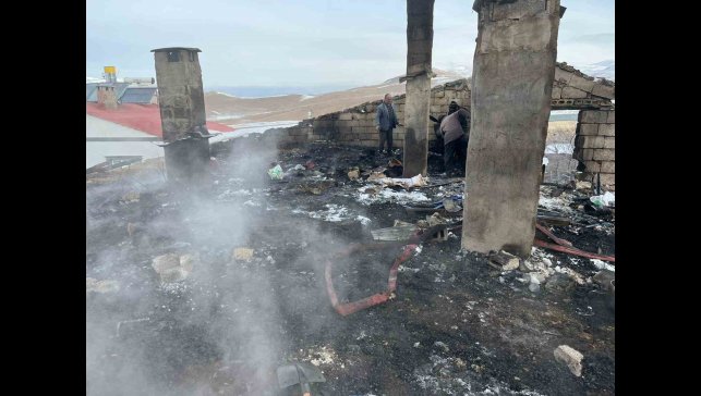 Çatak'ta çatı yangını: 2 kişi dumandan etkilendi