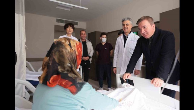 Vali Aydoğdu hastanede tedavi gören hastaları ziyaret etti
