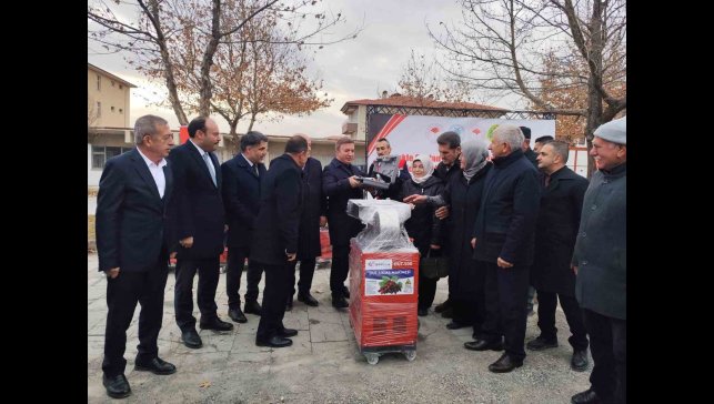 Erzincan'da üreticiye destek: Dut sıkma ve koyun kırkım makinası dağıtıldı