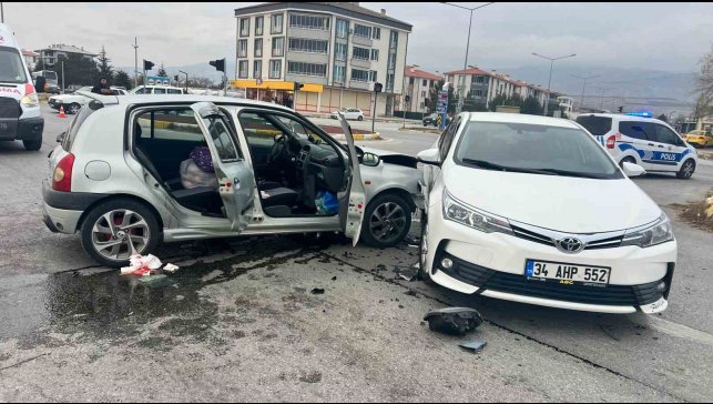 Erzincan'da iki otomobil çarpıştı: 2 yaralı