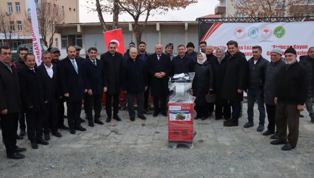 Erzincan'da 70 çiftçiye törenle dut sıkma ve koyun kırkma makinesi dağıtıldı