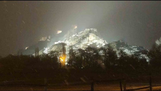 Van'da beklenen kar geldi: Kent merkezi beyaza büründü