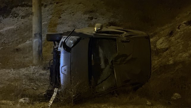 Erzurum'da kayganlaşan yolda devrilen otomobilin sürücüsü yaralandı