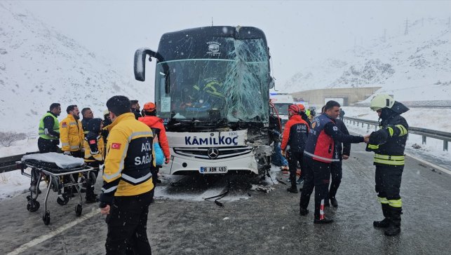Erzincan'da otobüsün tıra çarptığı kazada 3 kişi yaralandı