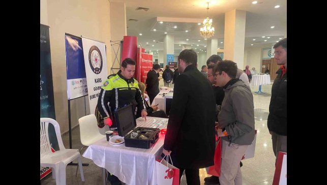 Kars'ta üniversite öğrencilerine trafik araç ve gereçleri tanıtıldı