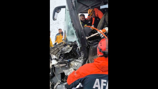 Erzincan'da yolcu otobüsü tıra çarptı: 3 yaralı