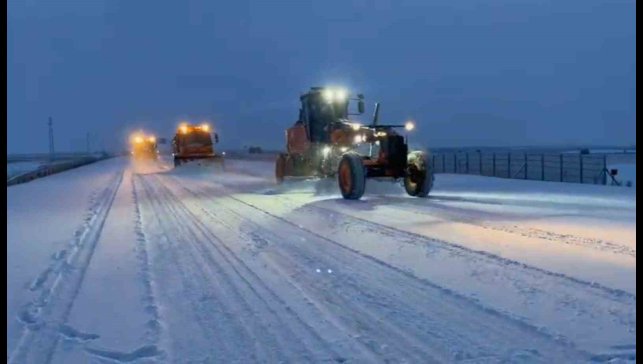 Aşkale'de sabahın ilk ışıklarıyla karla mücadele çalışması