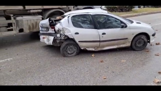 Elazığ'da iki otomobil çarpıştı: 1'i ağır 2 yaralı