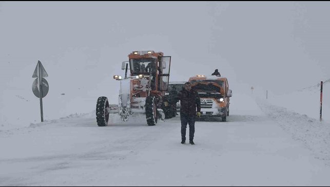 Muş-Kulp karayolu tır ve çekici trafiğine kapatıldı