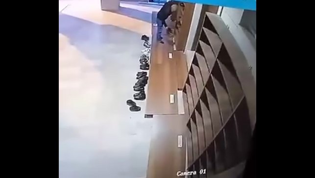 Camide ayakkabı hırsızlığı