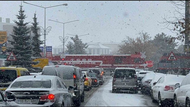 Erzurum'da ulaşıma kar engeli