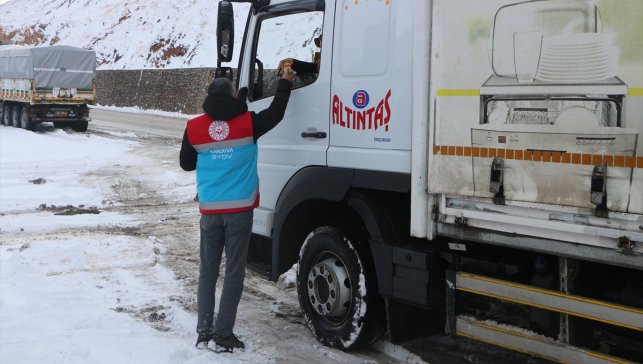 Karlıova'da araç sürücülerine yiyecek ve içecek ikramı 