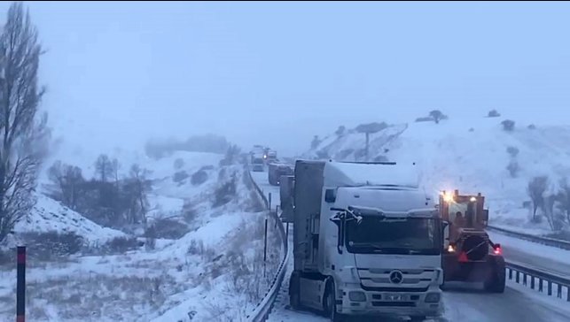 Aşkale tepebaşı mevkiinde kayan tırlar yolu kapattı