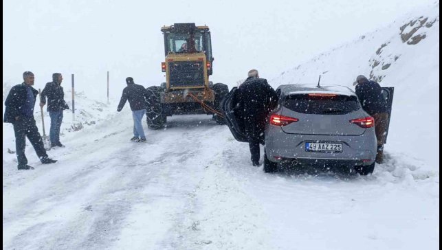 Hasköy-Mutki karayolu kar ve tipi nedeniyle ulaşıma kapatıldı