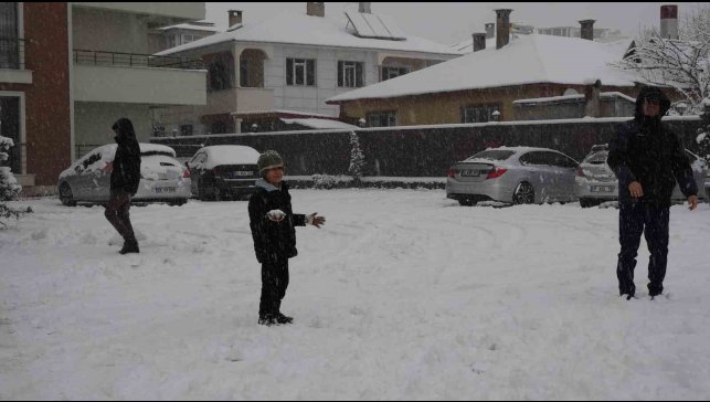 Erciş'te vatandaşların kar sevinci
