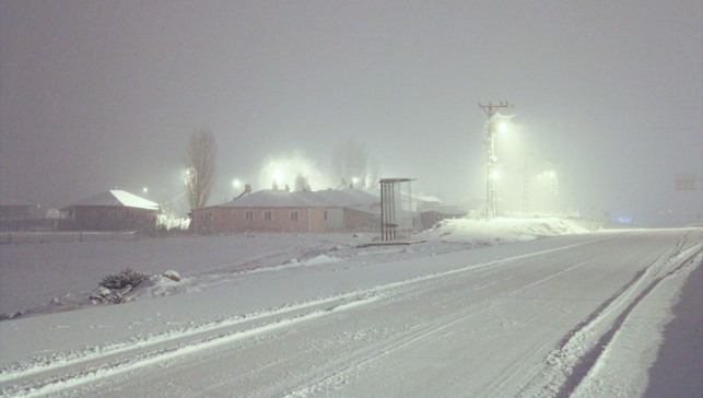 Ağrı'da kar ulaşımı aksatıyor