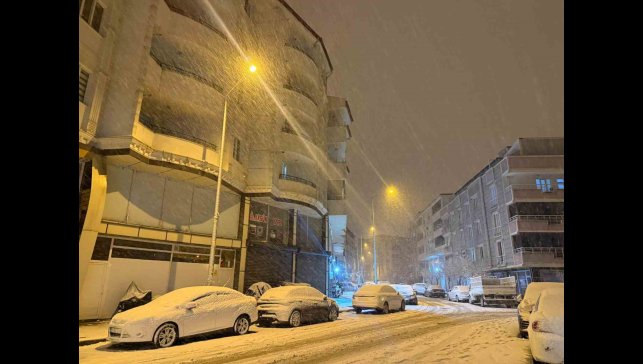 Iğdır'da kar yağışı şehir merkezini beyaza bürüdü