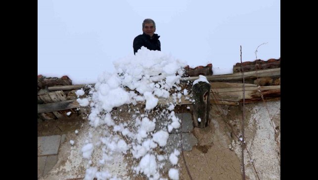 Toprak damlı evlerde yaşayan vatandaşlar baca küreme işine koyuldu