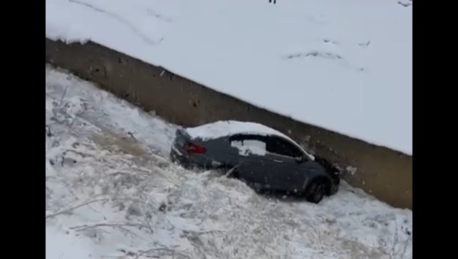 Yüksekova'da kar yağışı ve buzlanma kazaları beraberinde getirdi