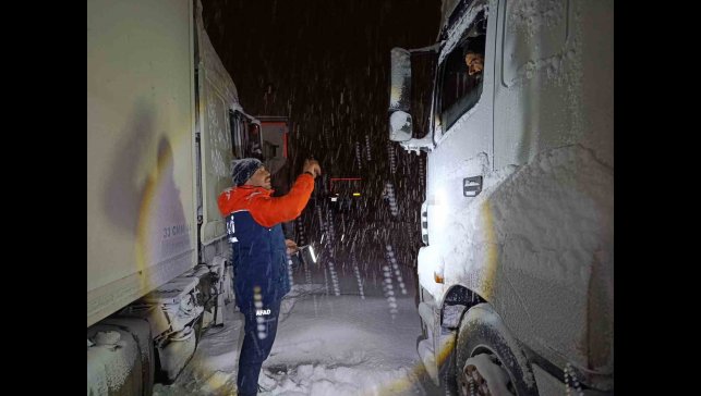 Tendürek'te tipi nedeniyle onlarca araç yolda kaldı