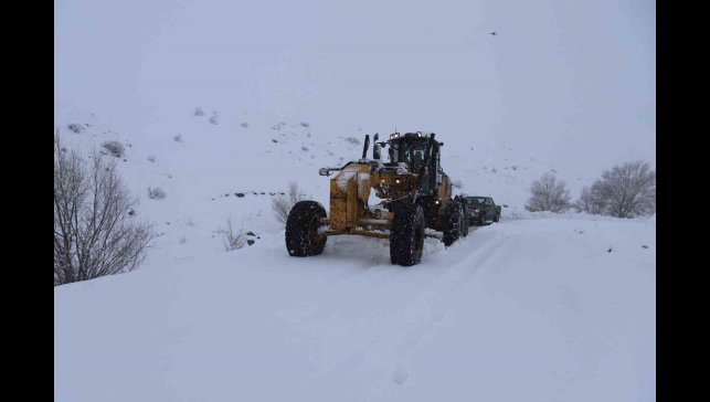 Ağrı'da kar yağışı 423 köy yolunu ulaşıma kapattı