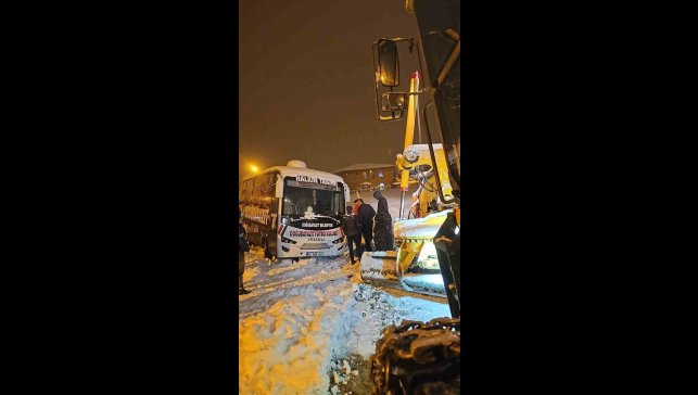 Hakkari'de karda mahsur kalan sporcular ve sağlıkçılar kurtarıldı
