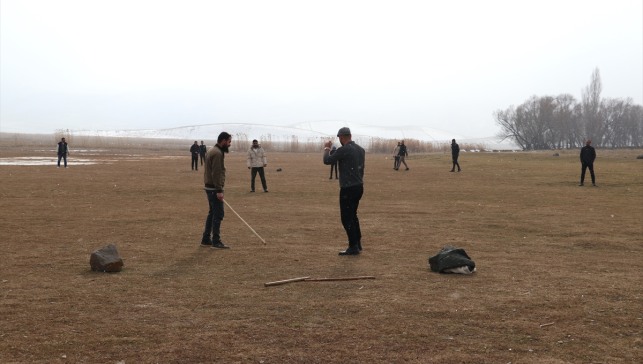 Ağrılı gurbetçi gençler kışın, unutulan topa dara oyunuyla stres atıyor