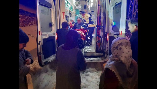 Ağrı'da kar nedeniyle yolu kapanan köyde mahsur kalan 71 yaşındaki hasta için ekipler seferber oldu