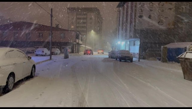 Patnos'ta kar yağışı ulaşımı aksattı, tırlar yolda kaldı