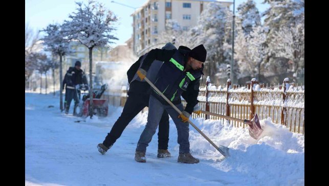 Büyükşehir'in kar timleri işbaşında