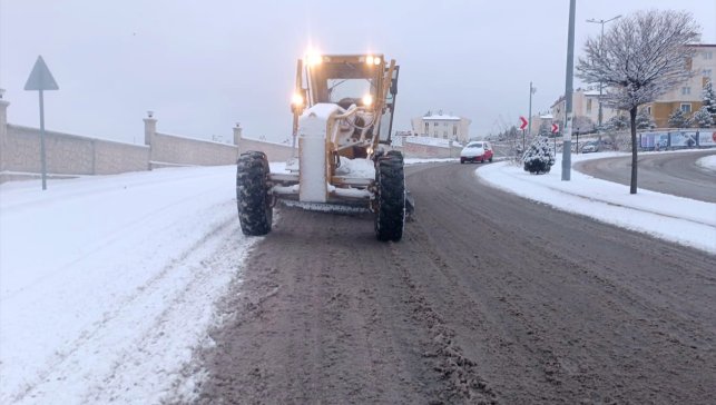 Van Büyükşehir Belediyesi 600 personelle karla mücadele çalışmalarını sürdürüyor