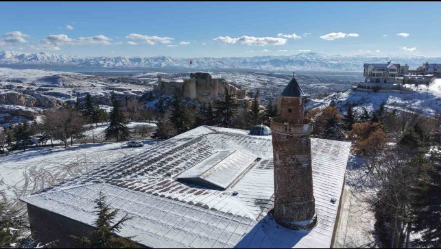 Beyaz gelinliğini giyen Harput havadan görüntülendi