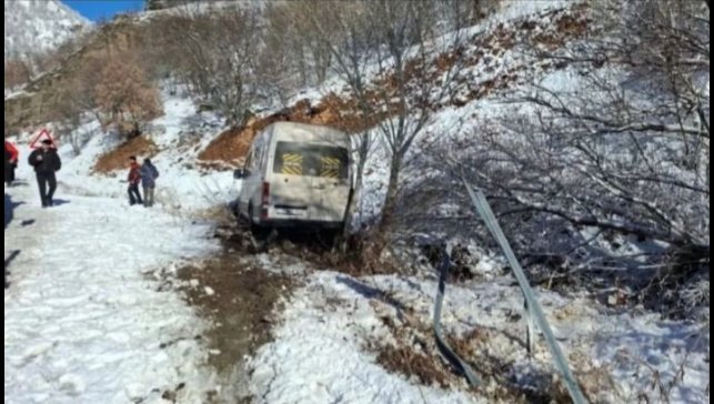 Taraftarları taşıyan minibüs şarampole kaydı