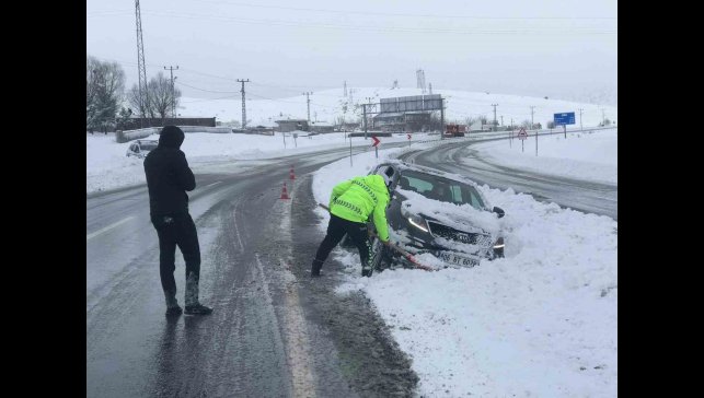 Zorlu kış şartlarında polislerden örnek müdahale