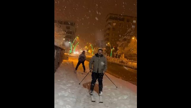 Muş'ta kar eğlenceye dönüştü: İstasyon Caddesi'nde kayak keyfi