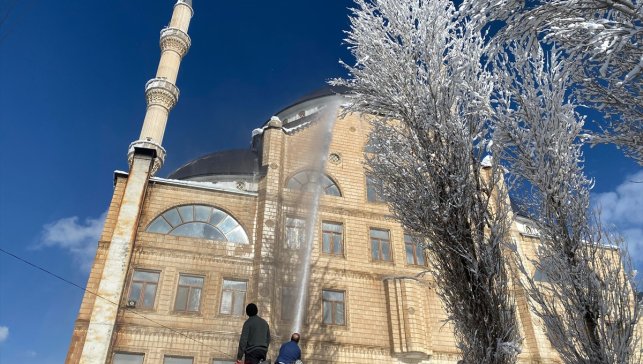 Hizan'da itfaiye ekipleri tehlike oluşturan buz sarkıtlarını temizledi