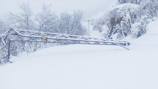 VEDAŞ ekipleri, zorlu kış şartlarına rağmen elektrik arızalarını gidermeye çalışıyor