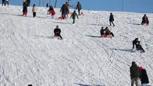 Ağrı'da çocuklar kızakla kayarak eğlendi