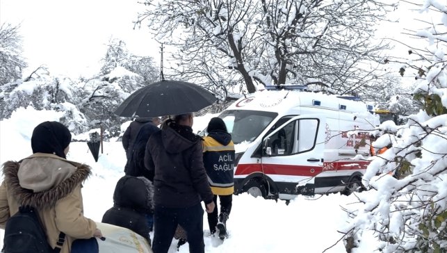 Hakkari'de yolu kapanan kırsal mahalledeki hamile kadın ekiplerce hastaneye ulaştırıldı
