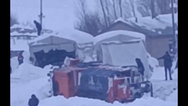 Yüksekova'da karla mücadele aracı devrildi