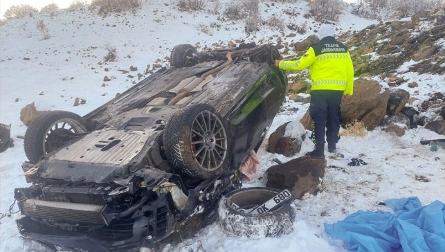 Bingöl’de şarampole devrilen otomobildeki 4 kişi yaralandı