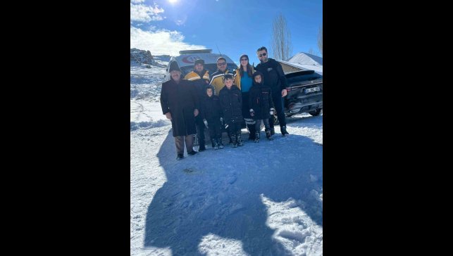 Ağrı'da sağlık ekipleri, kar ve tipiye rağmen hastalara ulaştı