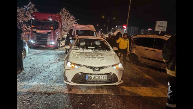 Van'da 4 aracın karıştığı kazada 4 kişi yaralandı