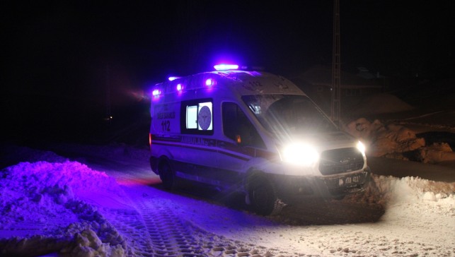 Ağrı'da köyde rahatsızlanan 2 hastanın yardımına karla mücadele ekipleri yetişti