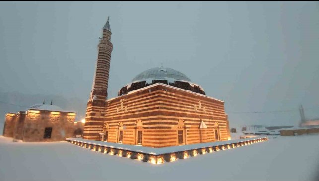 Van'ın tarihi mirası beyaz gelinliğini giydi: Hüsrev Paşa ve Horhor camiinde görsel şölen