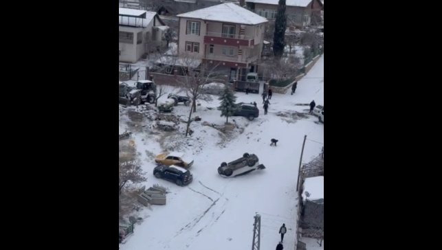 Kayan araç park halindeki aracı devirdi: O anlar kamerada