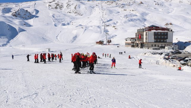 Hakkari'deki Gençlik Kampı'nda yaklaşık 8 bin öğrenci kayakla tanıştı