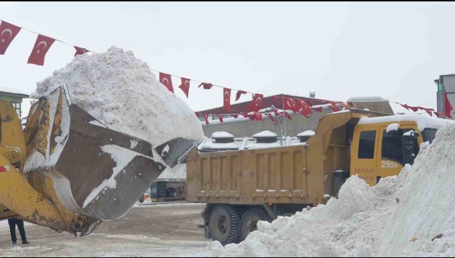 Başkale'de kış sert geçiyor, kar yığınları kamyonlarla ilçe dışına taşınıyor