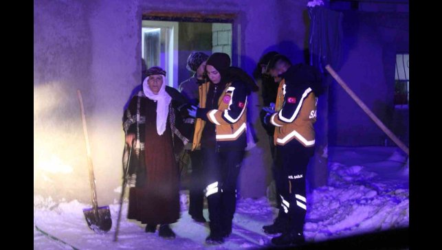 Yolların kapalı olduğu mezrada 70 yaşındaki hasta 112 ekiplerince hastaneye ulaştırıldı